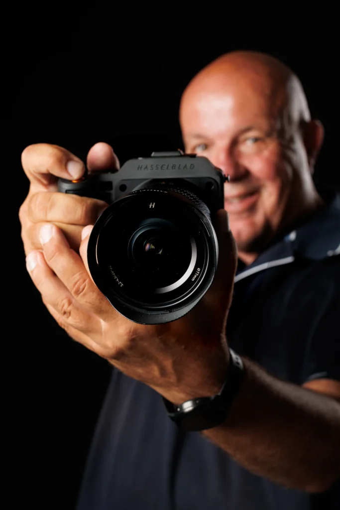 Dick van der Veer, bedrijfsfotograaf, met camera